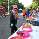 新業(yè)團隊備足小塊的香腸、水果、鹽巴，幫跑者補充能量，也方便入口。