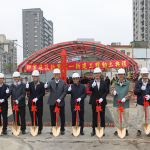 新業(yè)建設(shè) 創(chuàng)辦人穆椿松 (左五)、董事長(zhǎng)卓勝隆(右五) 與新業(yè)職人團(tuán)隊(duì)，一同為【新業(yè)恆一】揭開序幕。