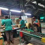 將一批批堆疊成小山、符合標準的磁磚分裝入箱，未來它們將成為某一個家庭的空間配角，肩負起守護居家安全的關鍵角色。