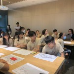 東海建築營學(xué)員們仔細(xì)聽取林宜鋒建築師（畫面右一）的建築構(gòu)想。讓學(xué)員們擴(kuò)增生活與學(xué)習(xí)經(jīng)驗，並以對話交換對建築的看見與心得。