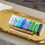 油畫棒是由粉彩加入油料，調(diào)製成棒狀的顏料，自由創(chuàng)作、色彩豐富、調(diào)色容易，不僅可以用於平面或立體作品的創(chuàng)作，也可以在各種表面上進(jìn)行繪畫。