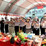 天時，地利，集眾人之力，【新業(yè)自由居】上樑典禮，手持炷香敬虔內(nèi)心，願一炷炷香將新業(yè)團隊的誠心，上呈天聽。