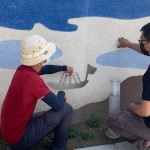 以童趣的風(fēng)格，模擬貫穿、流經(jīng)東區(qū)的生命之河－旱溪，是藝術(shù)家張婷雅導(dǎo)入校區(qū)周遭意象的巧思。