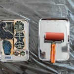 欲善「版畫」事，須讓工具齊備，除了滾筒，還有一塊塊充滿『虎年』氣息的圖騰，將塗滿油墨的滾筒在圖樣上滾動，再轉(zhuǎn)印在紅包袋或春聯(lián)上。