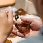 可可粉是從可可豆中提取，經(jīng)過(guò)發(fā)酵、乾燥、烘焙、碾碎、研磨、精煉等步驟，味道酸苦澀，卻內(nèi)含營(yíng)養(yǎng)豐富。