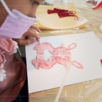 用竹筷沾附黏著，孩子嘗試使用傳統(tǒng)的黏著劑－漿糊，慢慢將紅紅剪紙塗滿，就待
貼上燈籠。