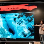 來自北歐壯麗的冰川，冰川上的鍋穴，是表面融化的水沿著裂隙流動(dòng)而緩慢鑽出的深坑，不僅豐富了冰川表層的紋理，底下或許還潛藏著晶瑩剔透、深邃綺麗的夢(mèng)幻冰洞。