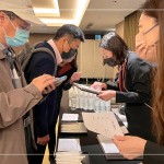 感謝每一位京御苑住戶的蒞臨，客服人員與住戶間暖心的早晨問候，揭開說明會序幕，新業(yè)願意用加倍的細(xì)心，共同守護(hù)家人們的避風(fēng)港。