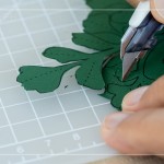 較細(xì)膩的邊角處，使用美工刀慢慢地刻劃，切剪出生命力。