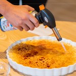 【琥珀醬油烤布蕾】
琥珀色的焦糖猶如製醬時的琥珀結(jié)晶，是在極盡呵護下誕生的禮物，鹹甜適中的絕佳口感，是最適不過的醬香小點。