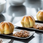 「喜豐香1985茶點(diǎn)組」金桔豆沙與杏仁瓦片的完美搭配，猶如一場味蕾饗宴。甜而不膩的豐富層次、口感酥脆的濃郁香氣，為品茗時(shí)刻更添詩意。