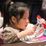 活動當天製作紙影戲偶，動動小手，揮灑創(chuàng)意，恣意拼色，再沿著外輪廓剪下。