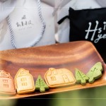 伴手禮致上公益烘焙坊的手工餅乾及環(huán)保購(gòu)物袋，可愛(ài)、溫馨兼顧著美味，讓本次活動(dòng)開(kāi)啟美善的起點(diǎn)。