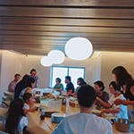 新業(yè)家族們同聚在一起，共享這份美好與悠閒。