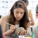 利用木刀，一筆一劃，一深一淺，刻出紋路，感受陶作帶來的沉靜時光。