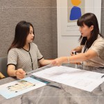 用比例尺對(duì)照家中空間格局及動(dòng)線，讓住戶對(duì)空間與大小比例更有概念，透過(guò)交流了解客戶習(xí)慣的生活模式，及分享客變中需注意的事項(xiàng)。