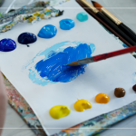 飽和多彩的顏料，在紙製調(diào)色盤上，用畫筆輕輕均勻塗開，準(zhǔn)備在素色畫布上恣意揮灑。