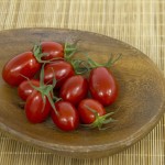 在燈光投射下，渾圓的番茄反射著光澤，也因為皮薄而隱隱透出果肉，鮮甜的果實一看就知影！