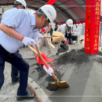 由 新業(yè)建設(shè) 穆椿松 名譽(yù)董事長(zhǎng)帶領(lǐng)，齊心共喊「開工大吉」。以金鏟鏟起沙堆，象徵工程進(jìn)度平安順利，勤懇踏實(shí)地為未來種下一個(gè)成家夢(mèng)。