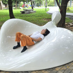 《樹(shù)下教室》由陶塑藝術(shù)家-許芝綺創(chuàng)作，採(cǎi)用葉子的線條、大自然的曲線及枯葉的造型，彷彿是地面生長(zhǎng)的島嶼，一葉方舟的曲線座椅，躺臥其中靜靜感受老榕樹(shù)下的自然綠意和光影季節(jié)。