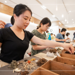 一捏、一抓，將適量的藥材放在棉布上，草藥的清香，單純的氣味為生活帶入一點(diǎn)美好感受，讓按摩球陪你一起過生活。