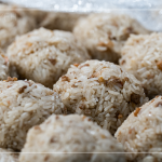 當天特別準備一款限定口味—梅菜粽，將鹹香的梅干菜末炒入糯米飯，吃起來的口感清爽舒服，正好適合仲夏時節(jié)。