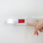 安心用電，位於廚房及客廳不斷電的紅色插座，遇到停電也不用擔(dān)心。