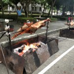 工作團隊費心築起的炭火爐檯，飄出的香氣讓跑者遠遠地就精神為之一振，也成為跑者的動力來源！