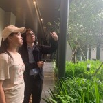 走進(jìn)【新業(yè)宜家】中庭，林宜鋒建築師用心講解格局的設(shè)計如何為生活帶來美的經(jīng)歷，就像小說中的伏筆，成就宜居樂業(yè)的結(jié)局。