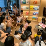 愛聽故事、樂於讓想像力徜徉的小朋友們，隨著姐姐一頁一頁的朗讀劇情，跟著繪本進入奇幻世界中探險。