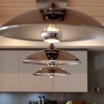 居家收納設(shè)計(jì)，也可以展示雅緻收藏，溫潤(rùn)杏色的層架與隱隱透出光澤的瓶身，彼此相襯不相爭(zhēng)。