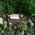 遍布草叢中的垃圾，除了常見的瓶瓶罐罐，食品容器的占比也是在排行中的前三名！