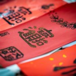 細(xì)細(xì)品味印製出來的年節(jié)吉祥話，洋溢著團圓的喜氣與年味，揮灑創(chuàng)意，拼貼屬於自己的年節(jié)小物。