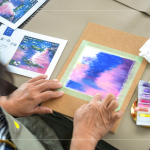 晚霞下的睡蓮，透過指尖暈開顏料，將不同顏料自然融合，消除筆觸的邊界感，如同暈染或噴霧般的柔和漸層。