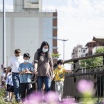 等待餅乾烘烤的時間，新業(yè)家族手牽著手至鄰近的二分埔、水湳生態(tài)公園漫步享受午後日光，貼近生態(tài)綠意。