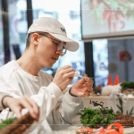 以保麗龍膠黏貼各類花材，自行拼貼妝點，可黏在花材底部，讓花材呈現(xiàn)斜45度角，營造花圈的立體感。