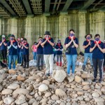 低下頭，雙手合十，感謝河神允諾，讓我們可以為環(huán)境盡一份心力，以行動守護(hù)我們這片土地。