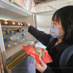 協(xié)助長(zhǎng)輩將年菜放進(jìn)冰箱冷凍，採(cǎi)真空包裝，方便同時(shí)又兼顧營(yíng)養(yǎng)，陪伴長(zhǎng)輩迎好年。