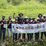 新業(yè)職人們著上雨鞋，站在筏子溪床上記錄這一刻，希望留下美好環(huán)境給我們自己與未來的下一代。我們的力量或許有限，但是希望的力量很大，願這樣的意識可以永續(xù)流傳。