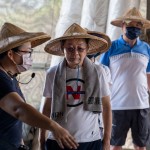 聽著農(nóng)家說著培育秧苗的種種步驟，堅(jiān)持栽種高抗菌與抗病蟲害作物，鼓勵(lì)更多小農(nóng)使用無農(nóng)藥、無化肥的友善耕作，懷抱著對這片土地共同的熱愛。(圖中為新業(yè)建設(shè) 卓勝隆董事長)