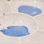 青藍(lán)的古典顏料，蘸滿藍(lán)彩，在筆尖飽滿欲滴，釉色渲染一片青花藍(lán)。