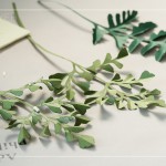 切剪完成後，手摺立體塑形，舒展後綻放美麗紋路線條，黏貼於底紙，展現(xiàn)紙植物不同姿態(tài)的美感。