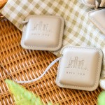 致上專屬客製化皮尺，精美、俐落的外型設計，將日常生活中不可或缺的生活小物再升級!