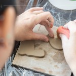 壓印出造型圖案後，利用海綿擦拭及整理陶土表面，再使用吹風(fēng)機，吹乾陶土表面，後續(xù)使用高溫釉藥上色。