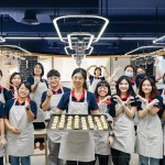 新業(yè)各部門同仁一同為愛行動，將新鮮出爐的小月餅及蛋黃酥送至甘霖基金會。