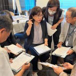 由講師設(shè)計需求，主管們擔(dān)任不同的顧客角色，來回溝通，讓接下來的遊戲環(huán)節(jié)能激發(fā)團隊合作的效能。