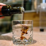 特別準(zhǔn)備巴薩米克醋調(diào)製而成的醋飲，跳脫過往調(diào)味料的定位，用飲品的型態(tài)重新定義箇中滋味。