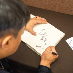 新業(yè)手札筆記本，搭配歐耶老師親筆簽名，作為當(dāng)天抽獎禮，贈予一份特別的祝福。