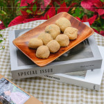 伴手禮致上臺中第五市場隱藏美食，『麻糬之家』的手工芝麻、花生麻糬，口感紮實(shí)、香氣濃郁，充滿傳統(tǒng)單純的古早味，將那份質(zhì)樸的美好帶給新業(yè)的家族好友。