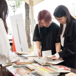 『讓書本繼續(xù)去旅行』透過捐贈及二手書交換，＃共享_共好，感謝當(dāng)日許多熱心的家族好友，並贈送專屬明信片，投遞郵筒，創(chuàng)造回憶。